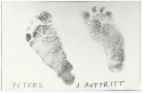 Dieses Bild zeigt die Fußabdrücke von Peter als Kind